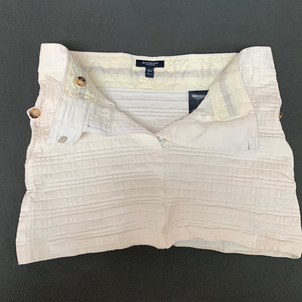 Burberry size 4 white mini skirt with pockets and zipper